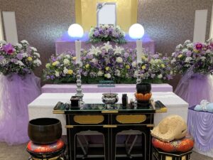 宝性寺東別院 家族葬・一般葬【生前好きだった紫色を基調とした祭壇】